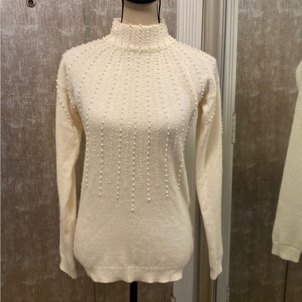 Marisa Christina ClassicsElegant Cream Sweater with Pearl Detailing, M